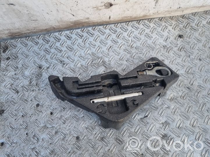 Volkswagen Touareg I Boîte à outils 7L0012113