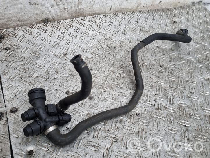 BMW 5 F10 F11 Tuyau de liquide de refroidissement moteur 8513834