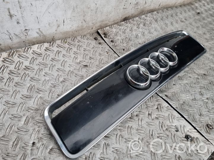 Audi A2 Augšējais režģis 8Z0853321