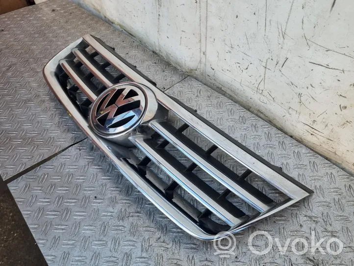 Volkswagen Touareg I Grille calandre supérieure de pare-chocs avant 7L6853651A