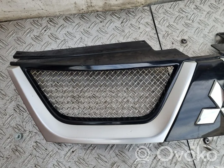 Mitsubishi Outlander Front bumper upper radiator grill 02009923