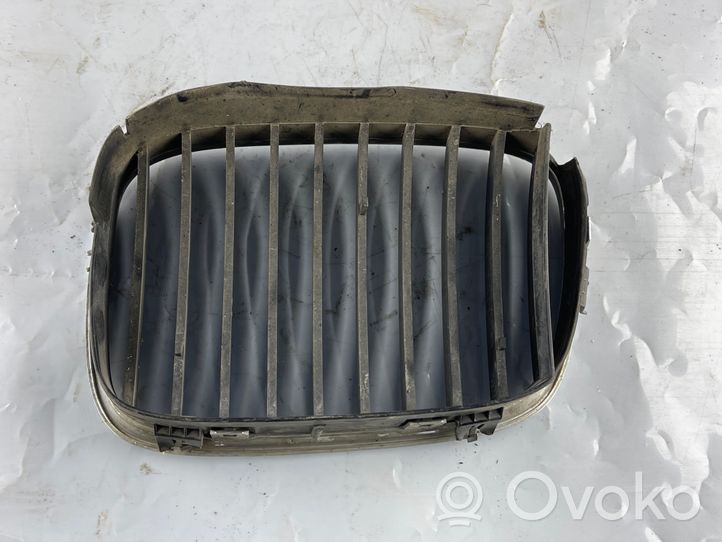 BMW 5 E39 Grotelės priekinės 8159312