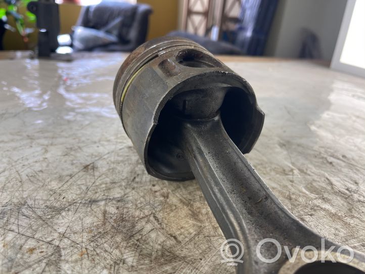 Mercedes-Benz Vito Viano W639 Piston with connecting rod 