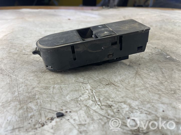 Opel Astra H A set of switches 13228707