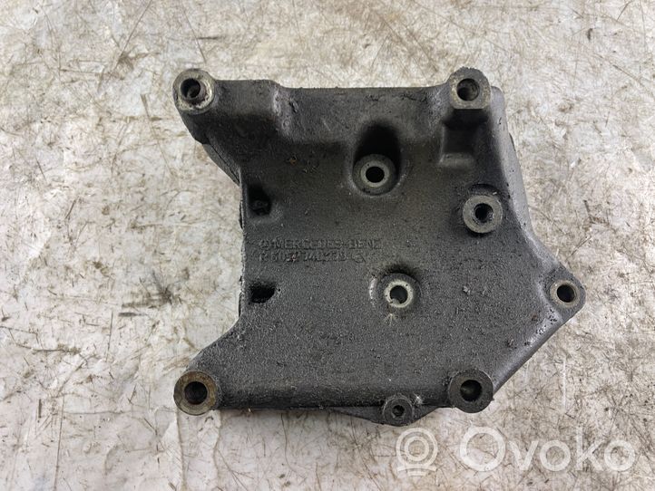 Mercedes-Benz E W210 Staffa di montaggio del compressore dell’A/C R6052340239