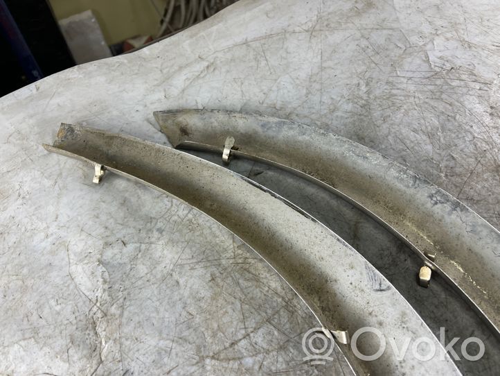 Mercedes-Benz E W210 Rivestimento passaruota posteriore 