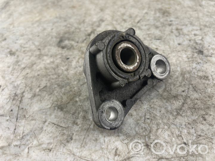 Volvo V70 Soporte de montaje del motor 8666205