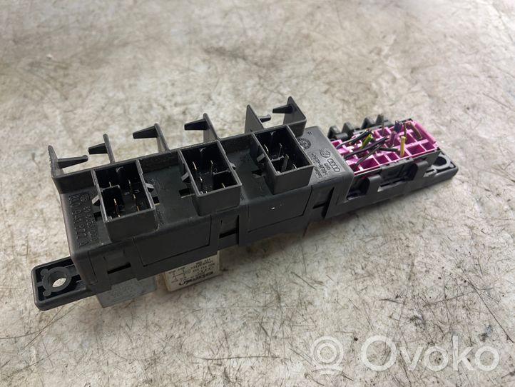 Volkswagen PASSAT B5.5 Relay mounting block 8l0941822a