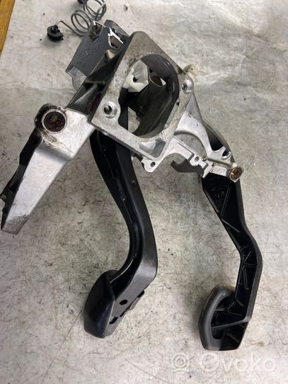 Volkswagen PASSAT B5.5 Pedal assembly 8d1721117p