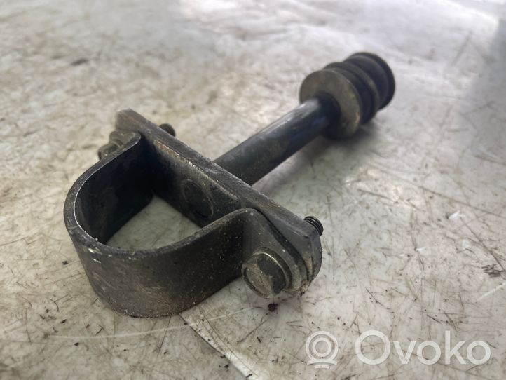 Mitsubishi Pajero Sport I Mocowanie stabilizatora osi przedniej 