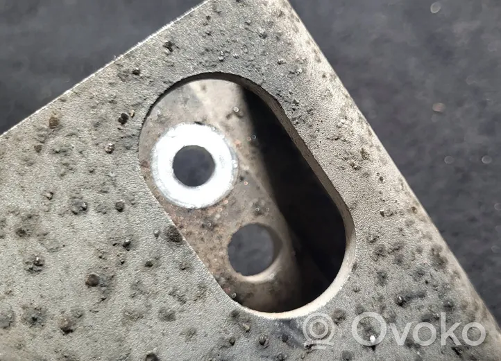 Volvo S80 Engine mounting bracket 