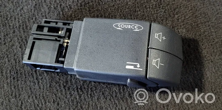 Renault Espace IV Interruttore di controllo dell’audio CM8A3