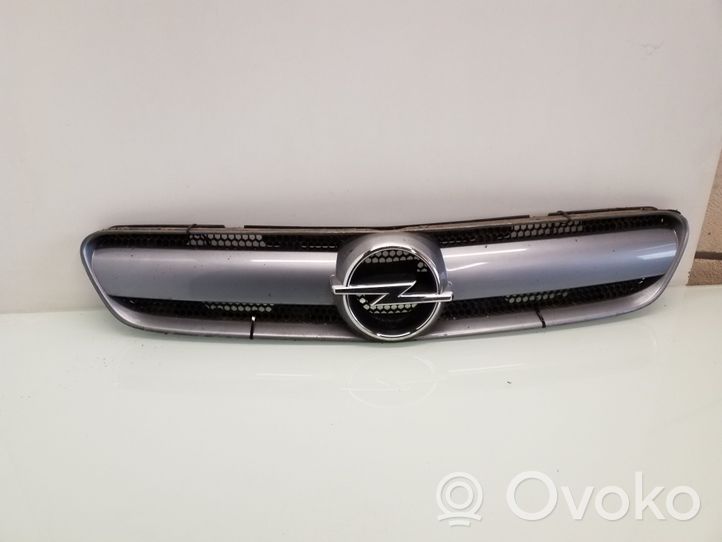 Opel Signum Передняя решётка 131263776