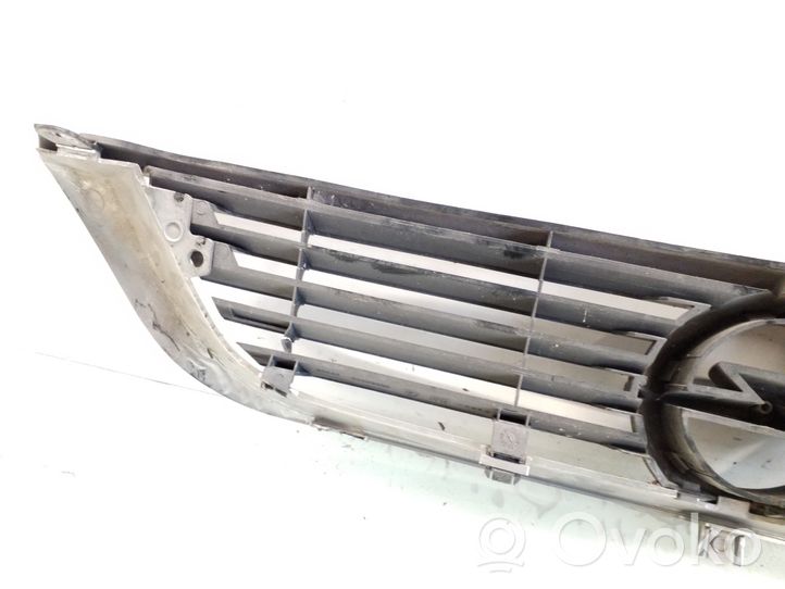 Opel Vectra B Front bumper upper radiator grill 