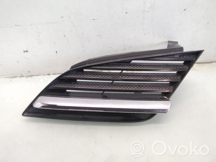 Nissan Primera Grille de calandre avant 62330