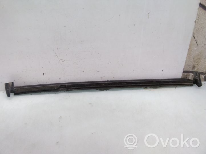 Land Rover Discovery Rubber seal rear door window/glass 