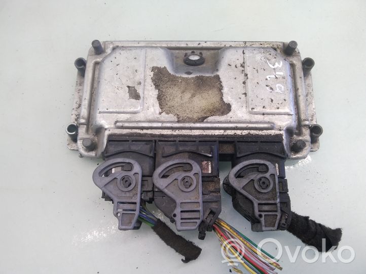 Peugeot 206 CC Calculateur moteur ECU 0261207477