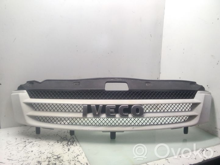 Iveco Daily 35.8 - 9 Rejilla superior del radiador del parachoques delantero 38028010105