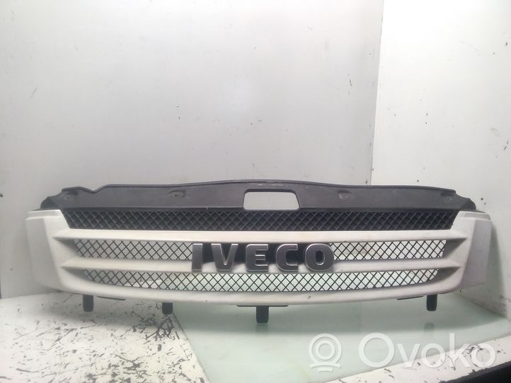 Iveco Daily 35.8 - 9 Griglia superiore del radiatore paraurti anteriore 38028010105