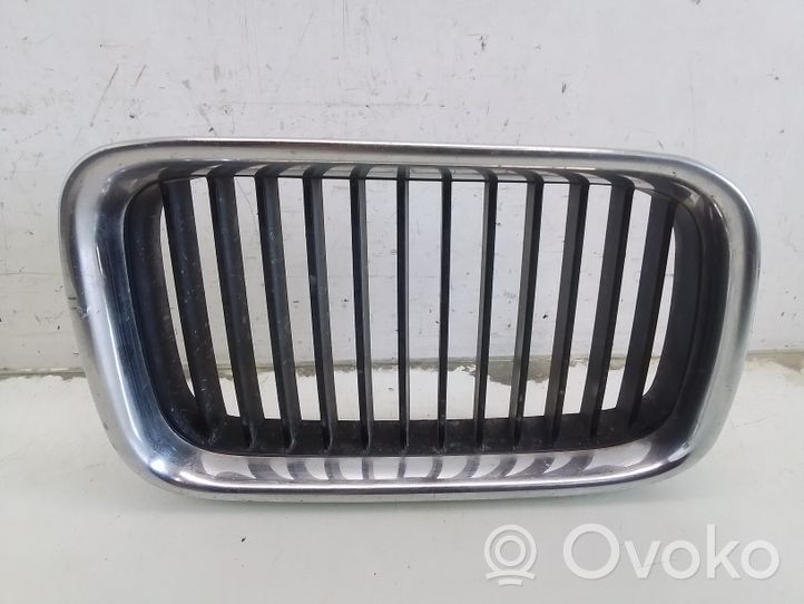 BMW 3 E36 Grille inférieure de pare-chocs avant 51138122238