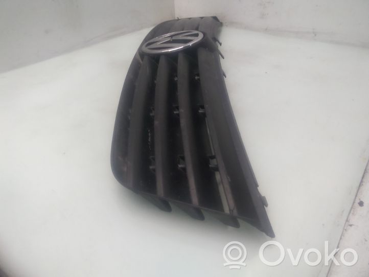 Volkswagen PASSAT B5 Front bumper upper radiator grill 3B0853653C
