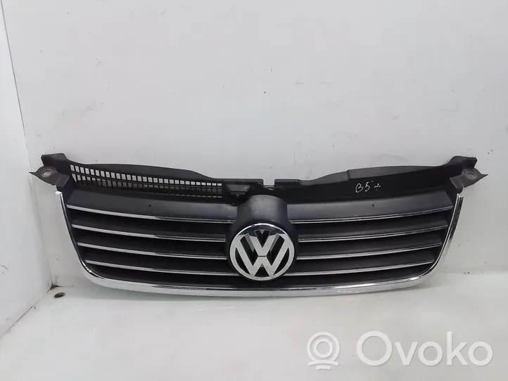 Volkswagen PASSAT B5.5 Grille calandre supérieure de pare-chocs avant 3B0853562