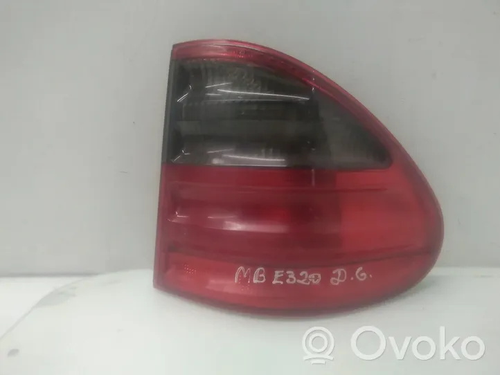 Mercedes-Benz E W210 Lampa tylna 82068