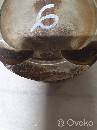 BMW 5 G30 G31 Piston 8637807