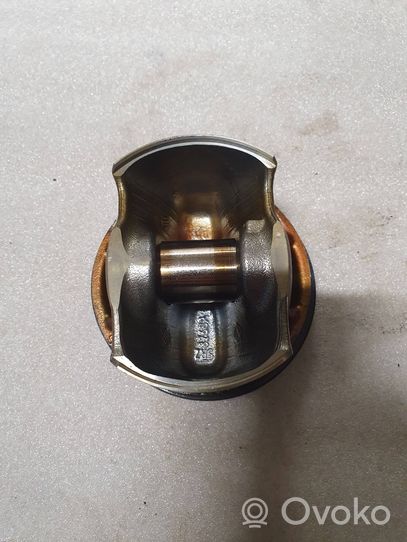 BMW 5 G30 G31 Piston 8637807