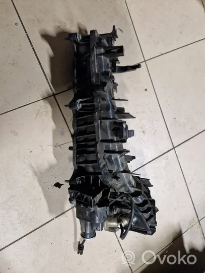 BMW 5 G30 G31 Kolektorius įsiurbimo 8579245