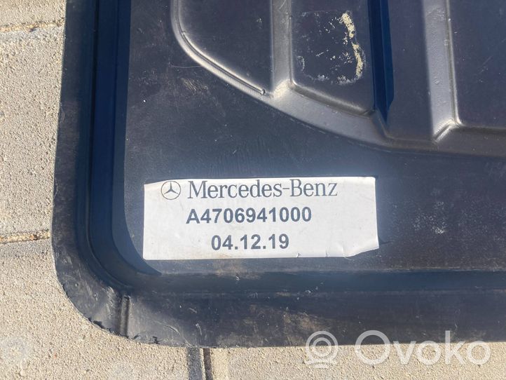 Mercedes-Benz W470 Takaluukun/tavaratilan sivuverhoilu A4706941000