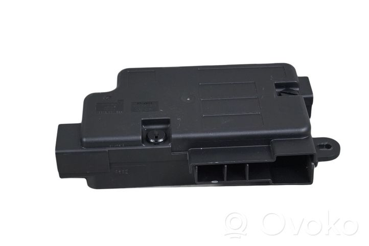 Audi RS4 B7 Coperchio/tappo della scatola vassoio della batteria 8E0937548