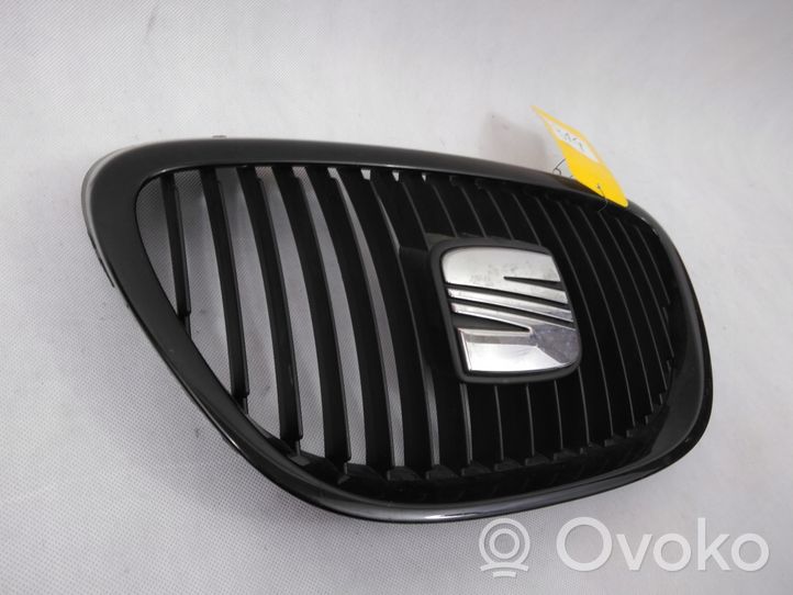 Seat Leon (1P) Maskownica / Grill / Atrapa górna chłodnicy 