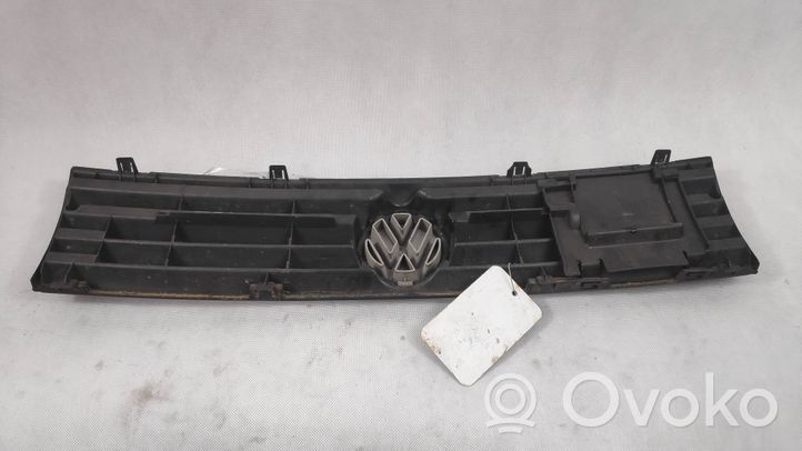 Volkswagen Polo II 86C 2F Grille calandre supérieure de pare-chocs avant 867853653