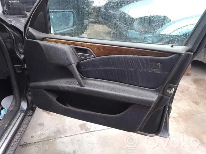 Mercedes-Benz E W210 Rivestimento del pannello della portiera anteriore 