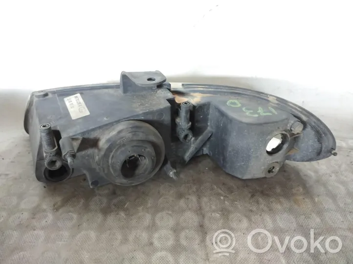 Chrysler Voyager Phare frontale 04897388AC