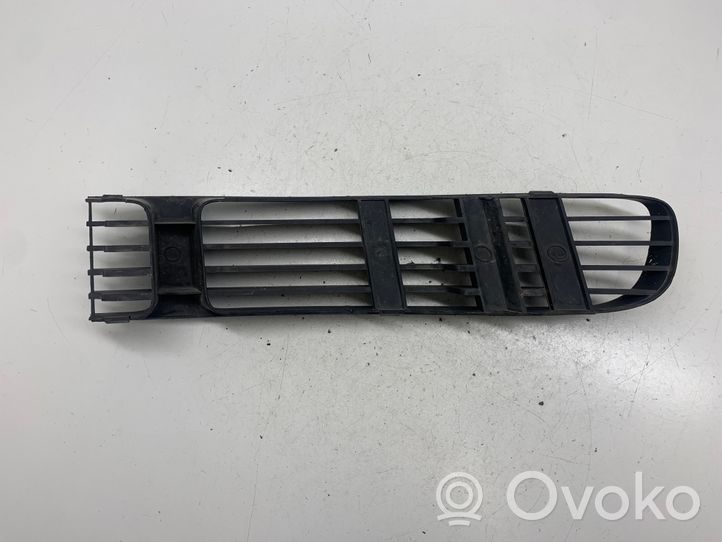 Volkswagen PASSAT B5 Etupuskurin alempi jäähdytinsäleikkö 3B0853678B