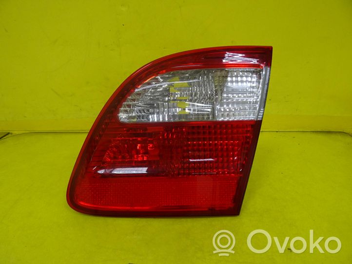 Mercedes-Benz E W211 Luci posteriori del portellone del bagagliaio A2118201464