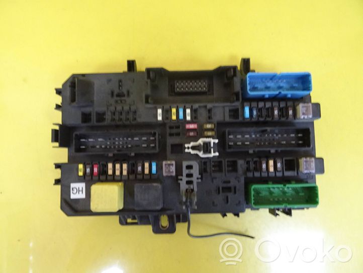 Opel Zafira B Module de fusibles 13206759