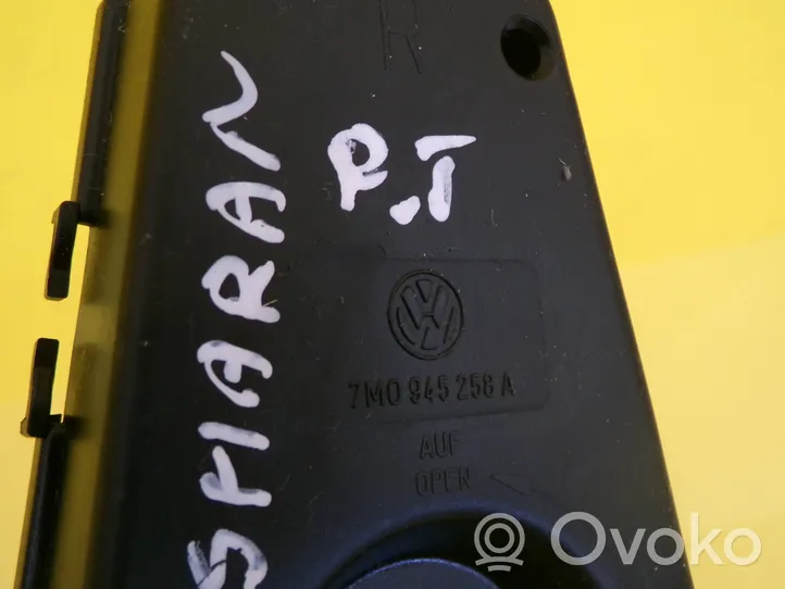 Volkswagen Sharan Takavalon polttimon suojan pidike 7M0945258A