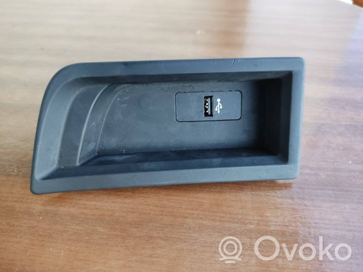 BMW 3 F30 F35 F31 Gniazdo / Złącze USB 9207358