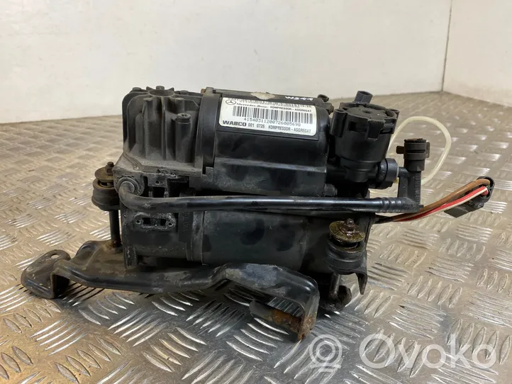 Mercedes-Benz E W211 Ilmajousituksen kompressoripumppu 2113200304