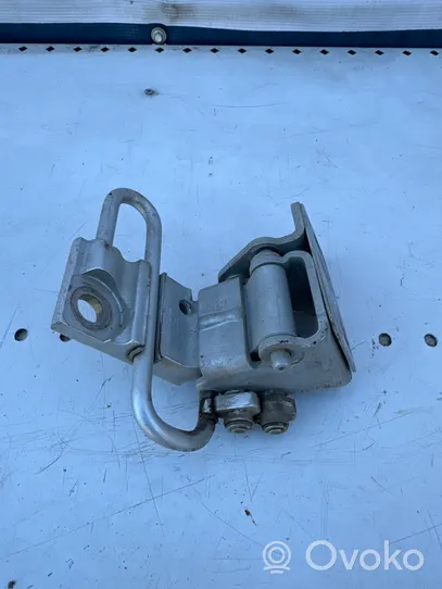 Volkswagen Touran I Rear door lower hinge 1T08334117