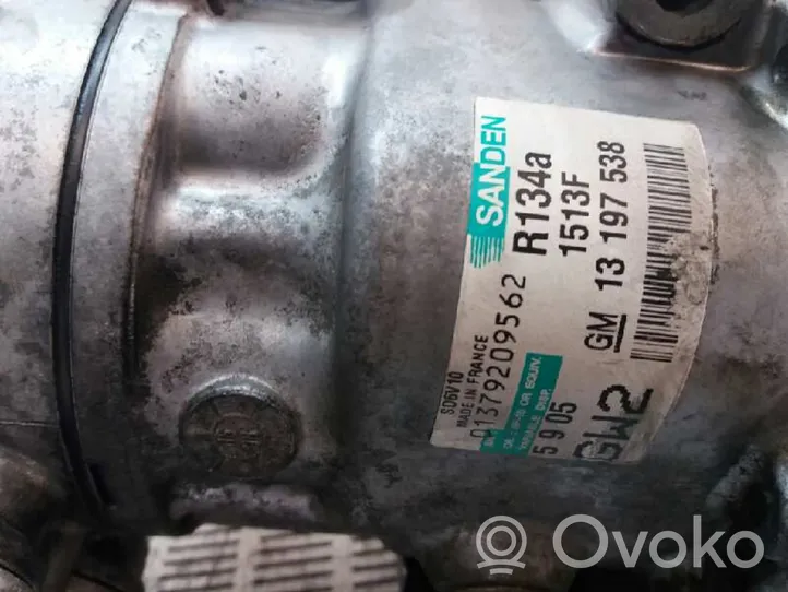 Opel Combo C Ilmastointilaitteen kompressorin pumppu (A/C) 13197538