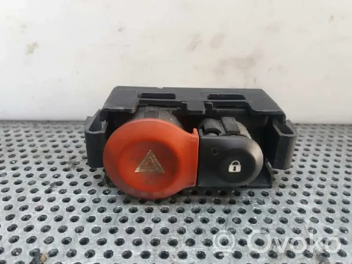 Renault Modus Autres commutateurs / boutons / leviers 8200214895