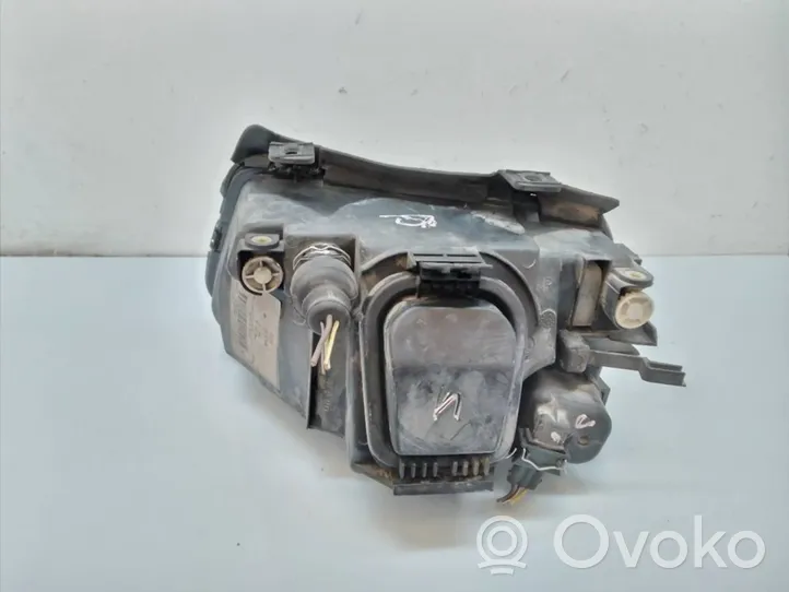 Audi A4 S4 B5 8D Lampa przednia 8D0941004A