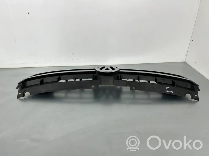 Volkswagen Touareg II Grille calandre supérieure de pare-chocs avant 7P6853651A