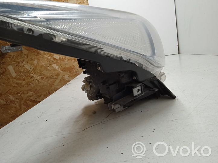 Toyota Prius (XW30) Lampa przednia 