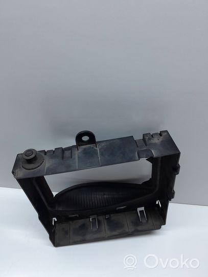 Mercedes-Benz A W176 Staffa di montaggio del radiatore A1765000900