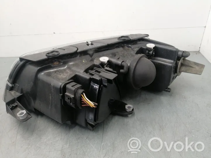 Volkswagen PASSAT B5.5 Lampa przednia 4411142R